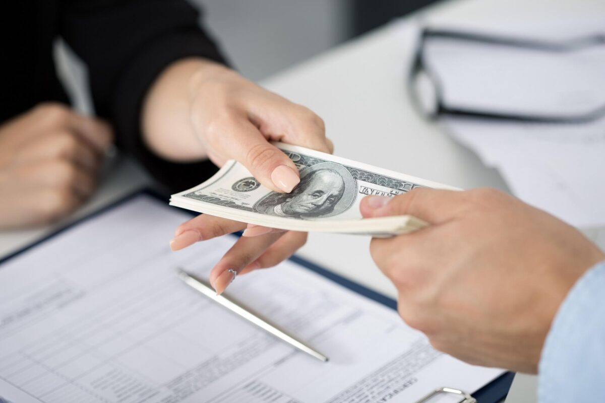 Xử lý tiền khách hàng trả thừa: Hướng dẫn toàn diện nhất 2 Tầm quan trọng của việc xử lý tiền khách hàng trả thừa